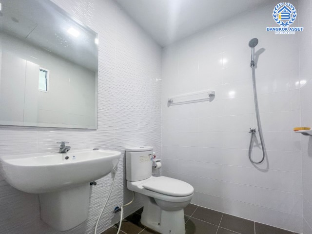 *****ทาวน์เฮ้าส์มือสองย่านปทุมธานี ม.พฤกษา รังสิต-คลอง4 #หลังมุม เนื้อที่กว้างขวางถึง 23.6 ตร.ว. ฟังก์ชัน 3 ห้องนอน 2 ห้องน้ำ 1 ที่จอดรถ แถมฟรี! 3 เครื่องปรับอากาศ บนทำเลเข้าเมือง หรือไปต่างจังหวัดก็ง่าย ใกล้ฟิวเจอร์ปาร์ค รังสิต และรถไฟฟ้าสายสีแดง "สถานีบางซื่อ-รังสิต"